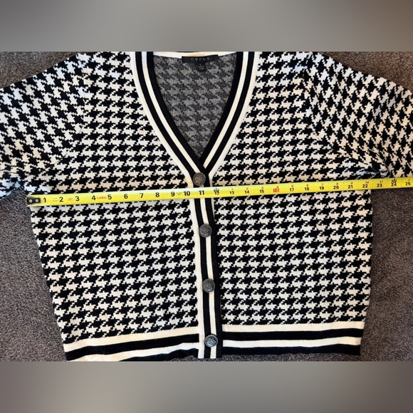Black and White Houndstooth Cardigan - Picture 7 of 10